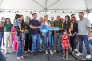 44 famílias recebem chaves de apartamentos no Riacho Fundo II
