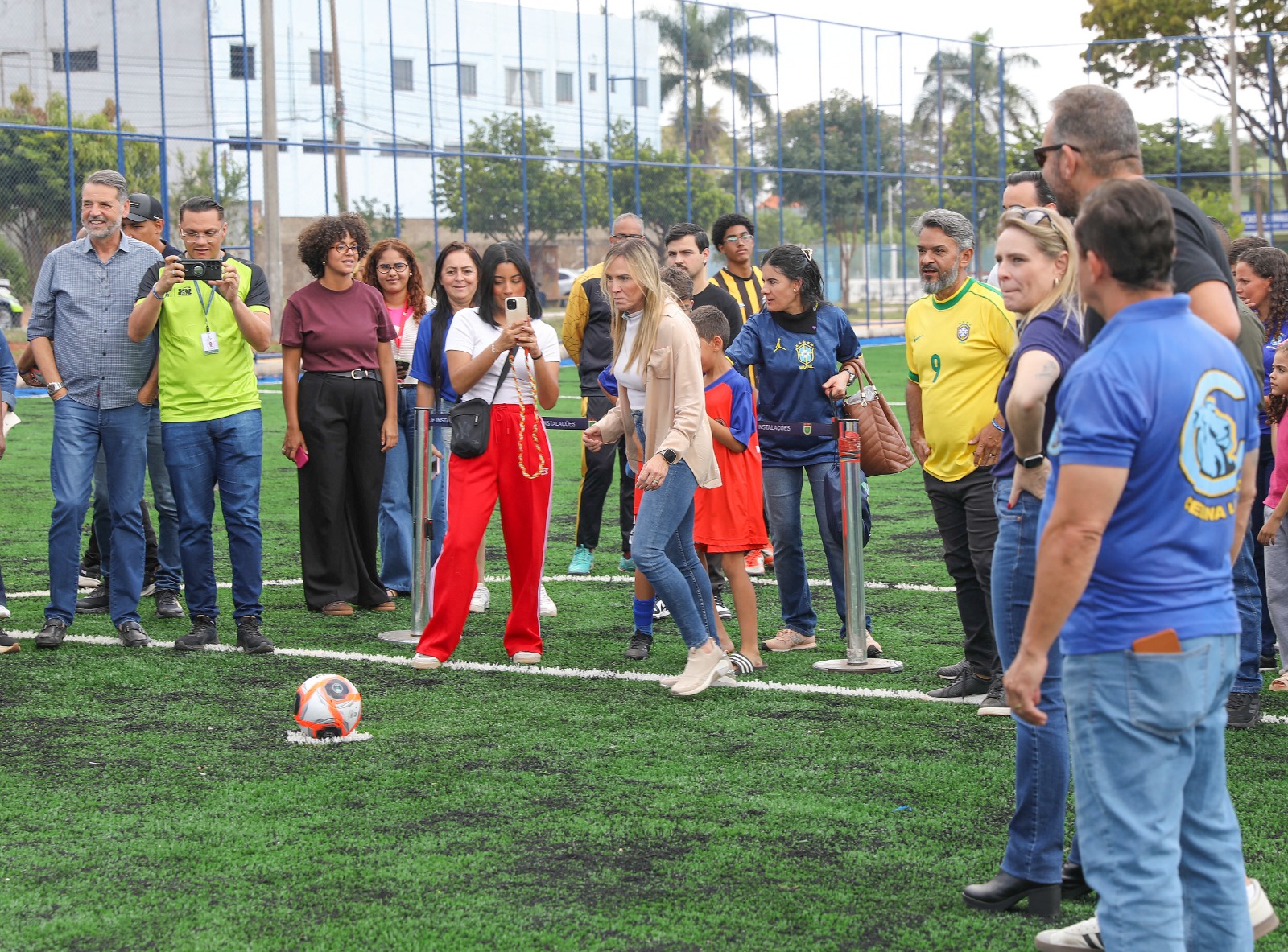 Celina Leão inaugura reformas de campos sintéticos em Taguatinga e Samambaia