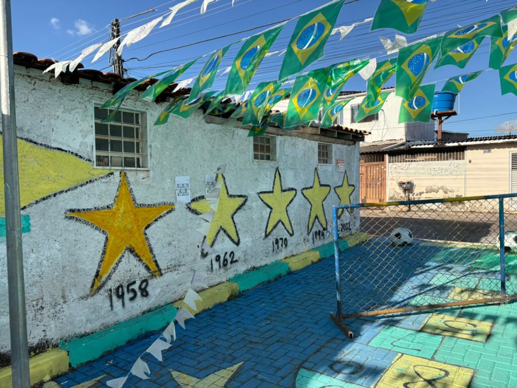 Moradores do Cruzeiro transformam beco em cenário para celebrar a Copa do Mundo e torcer pelo Brasil