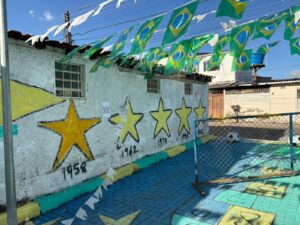Moradores do Cruzeiro transformam beco em cenário para celebrar a Copa do Mundo e torcer pelo Brasil