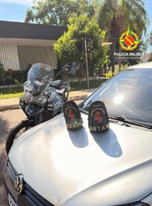 PM recupera carro roubado e leva três pessoas à delegacia na EPIA