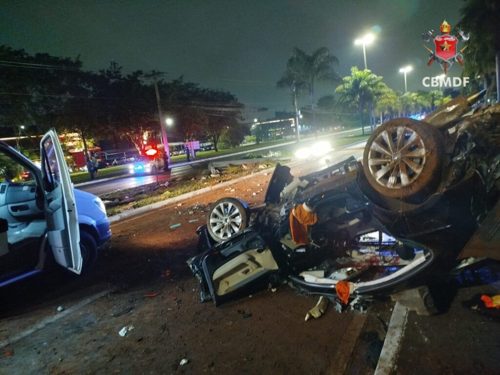 Motorista fica preso às ferragens após capotar carro e atingir poste no Sudoeste