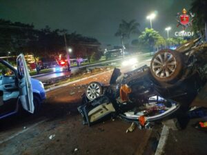 Motorista fica preso às ferragens após capotar carro e atingir poste no Sudoeste