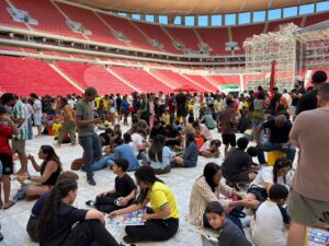 Troca de figurinhas da Copa reúne 5 mil pessoas no gramado da Arena Mané Garrincha