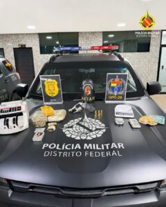 Homem é preso por tráfico após PM encontrar drogas, arma e munições em dois imóveis no DF