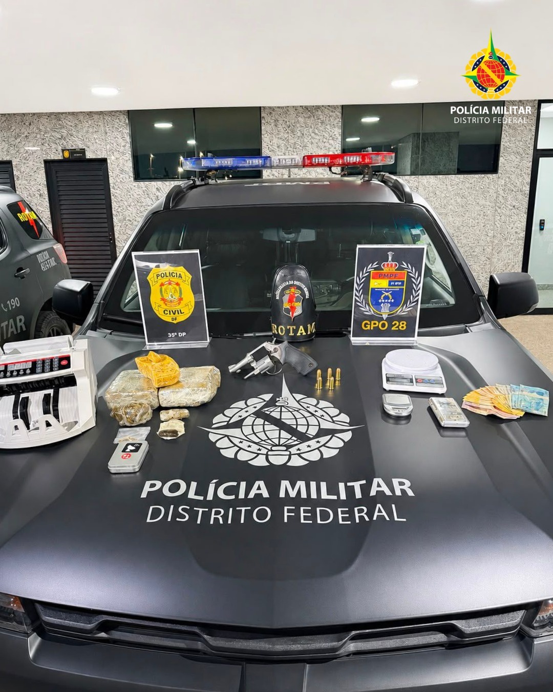 Homem é preso por tráfico após PM encontrar drogas, arma e munições em dois imóveis no DF