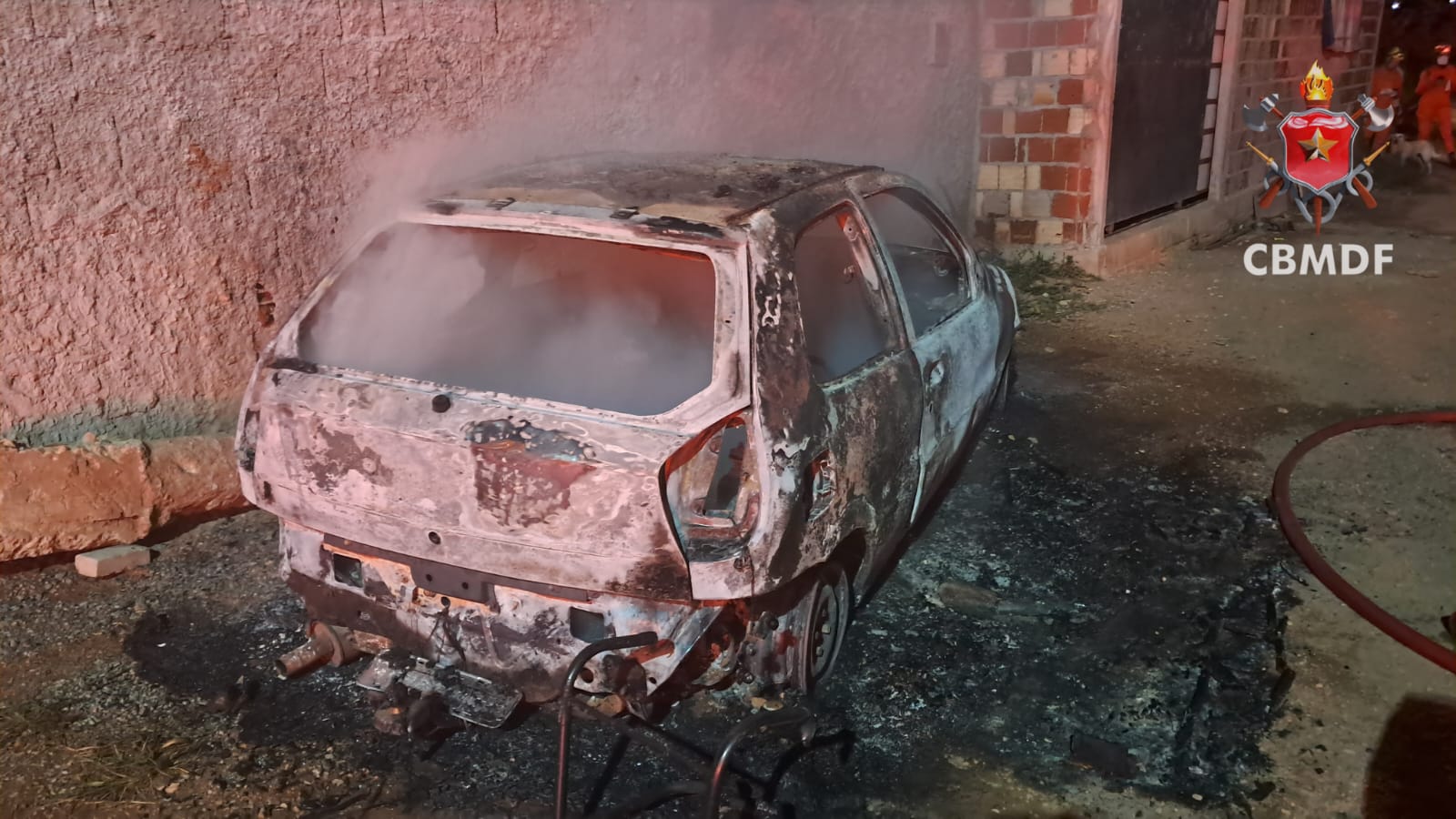 Incêndio atinge carro e residência no Riacho Fundo