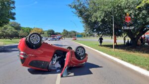 Duas pessoas ficam feridas após acidente com capotamento no Eixo Monumental