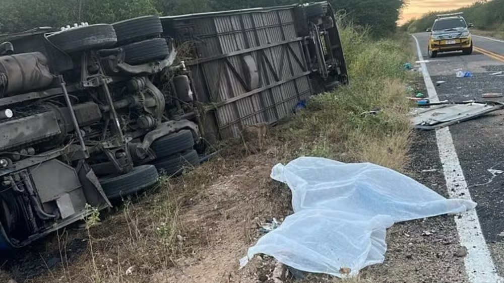 Acidente de ônibus com equipe de basquete deixa mortos no Ceará