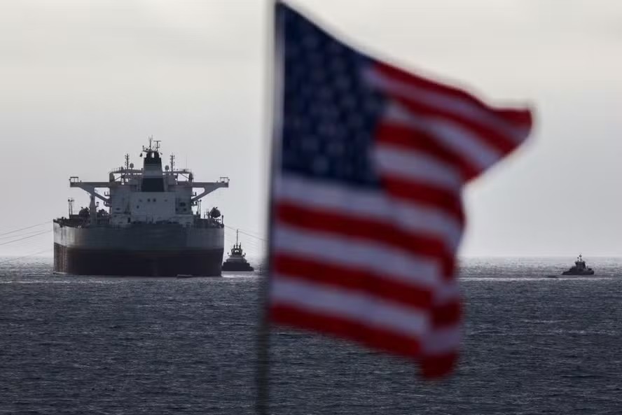 EUA afirma ter disparado em petroleiro por violar o bloqueio aos portos iranianos
