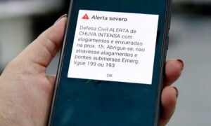 Celular tocou alto de madrugada? Entenda como funciona o alerta da Defesa Civil