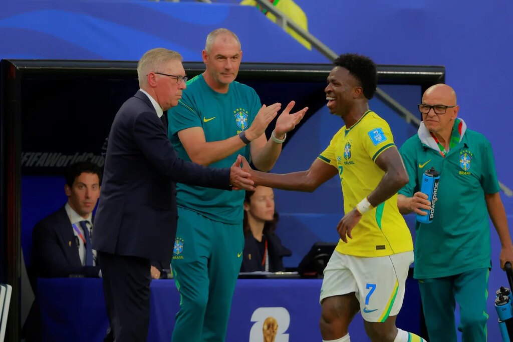 Ancelotti elogia momento de Vini Jr. e destaca versatilidade do craque