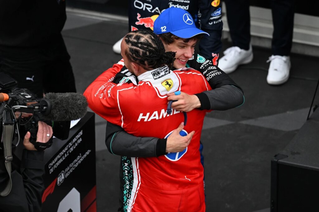 Hamilton inverte roteiro da F1 e se rende ao talento de Antonelli