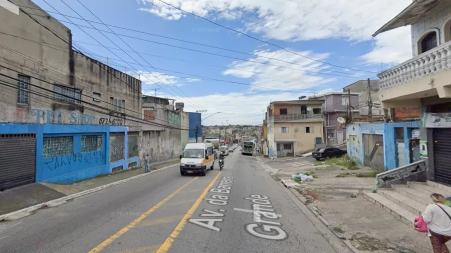 Carro atropela seis pessoas em ponto de ônibus na zona leste de SP