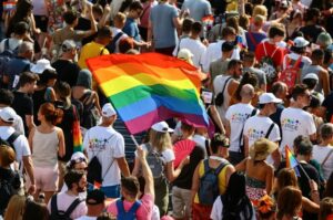 Justiça Federal afasta restrição do CFM e autoriza bloqueio hormonal para adolescente trans