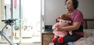 Idosos na Coreia do Sul usam bonecas com IA para combater a solidão