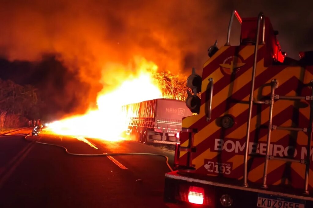 Bombeiros de GO usam 5 mil litros de água para conter fogo em caminhão