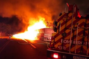 Bombeiros de GO usam 5 mil litros de água para conter fogo em caminhão