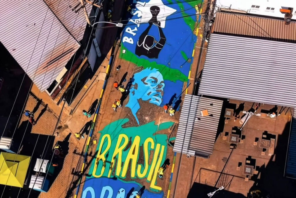 Comunidade da Penha, no RJ, decora para a Copa via onde 65 corpos foram enfileirados