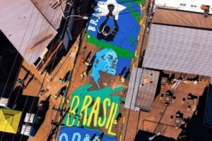 Comunidade da Penha, no RJ, decora para a Copa via onde 65 corpos foram enfileirados