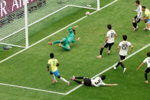 Web reage a defesa de Suzuki no que seria o "gol da Copa" de Vini Jr.
