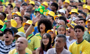 Torcedores se reúnem no Vale do Anhangabaú para ver Brasil x Japão