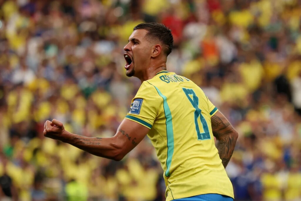 Bruno Guimarães iguala recorde de assistências em uma Copa no século