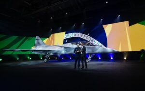 Saab lança caça Gripen desenvolvido com brasileiros