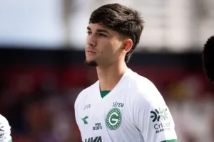 Lucas Rodrigues se lesiona no 2º tempo e vira preocupação no Goiás