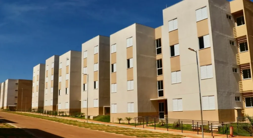 AGEHAB multa 5 construtoras por atrasos em obras e proíbe empresa de licitar por 6 meses