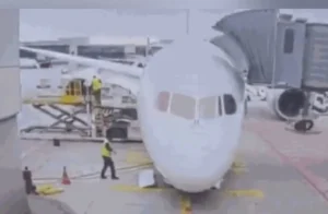 Tripulantes ficam feridos após trem de pouso de Boeing 787-9 ceder em aeroporto da Alemanha