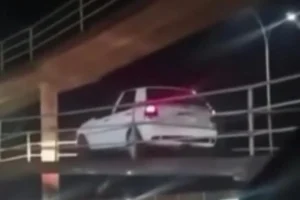 Carro é flagrado ao passar por passarela de pedestres na BR-060, em Acreúna