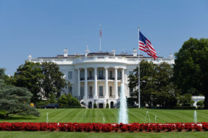 Trump assina ordem executiva na Casa Branca para promover inovação e segurança em IA avançada