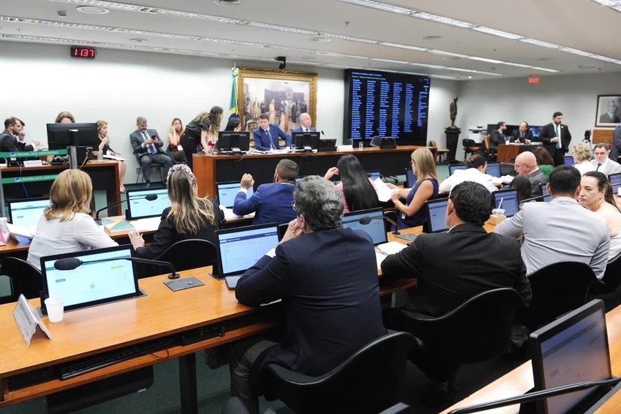 CCJ da Câmara vota PEC que reduz maioridade penal