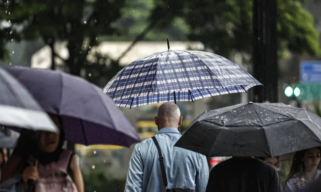 Chuva atípica atinge SP e alerta da Defesa Civil do Estado segue fora do ar após ataque