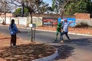 Coletores são agredidos por morador irritado com caminhão de lixo