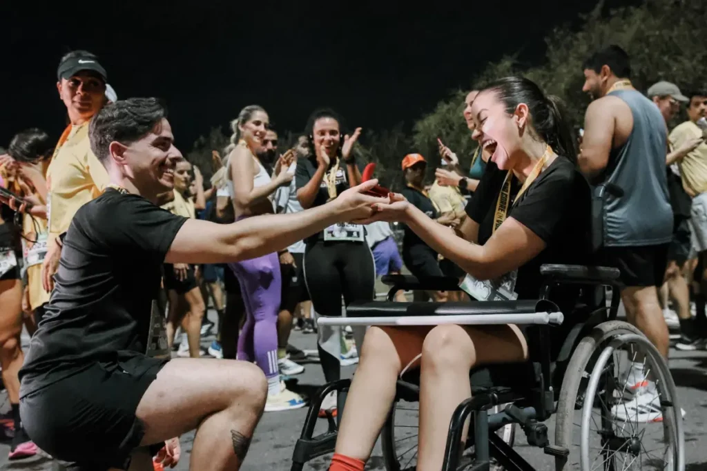 Goiana que ficou tetraplégica 4 vezes é pedida em casamento após completar maratona no RJ