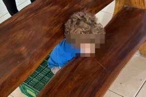 Menino prende cabeça em banco de madeira e mobiliza Corpo de Bombeiros