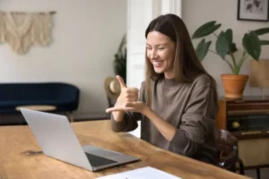 Projeto oferece 1,5 mil vagas em curso online e gratuito de Libras e tecnologia; veja como participar