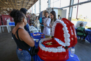 Programa do GDF leva dia de beleza à mulheres catadoras