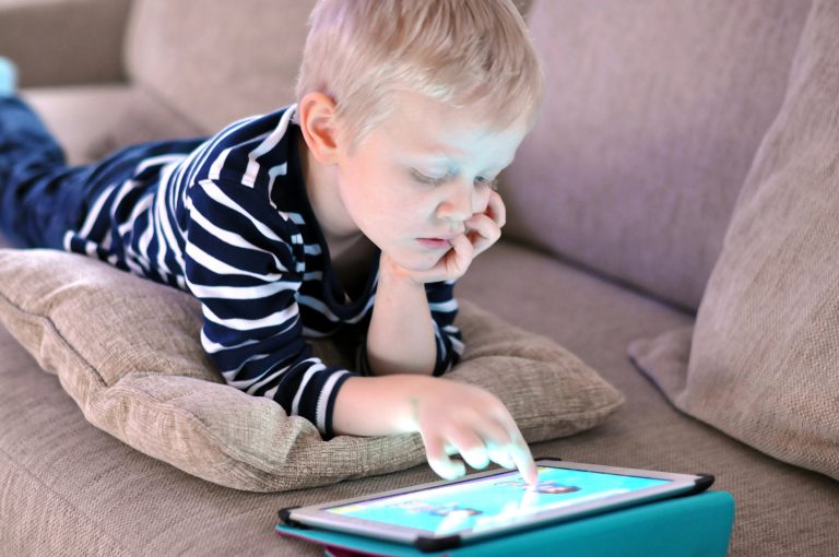 Criança mexe num tablet