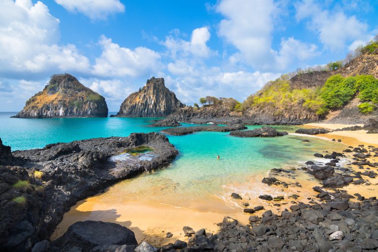 Vista da Baía dos Porcos e do Morro Dois Irmãos, em Fernando de Noronha