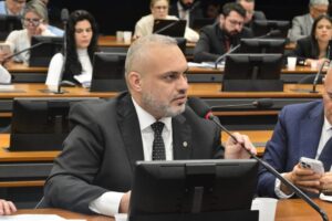 Projeto limita saques em espécie a R$ 100 mil por mês para combater lavagem de dinheiro - Notícias