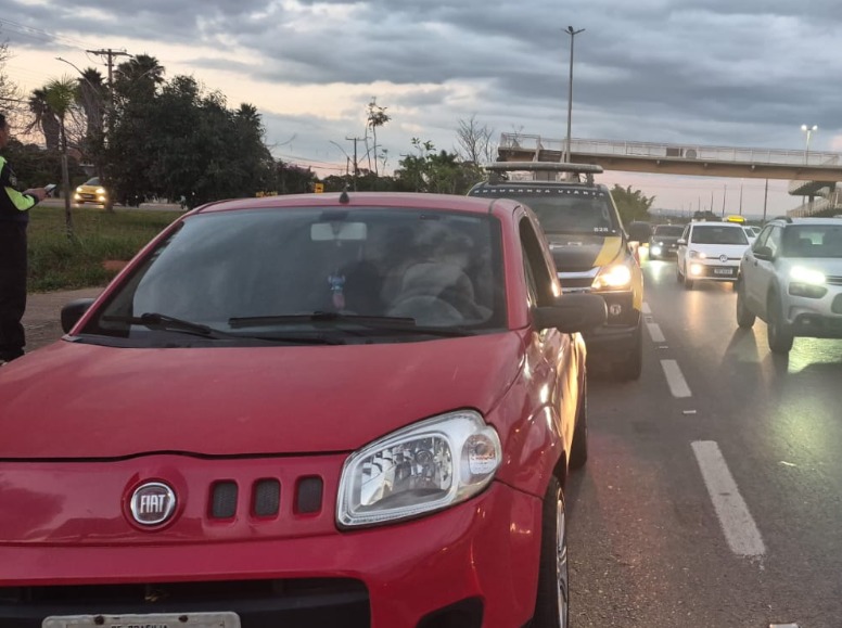 Der-df apreende carro com 249 multas e dívida de R$ 76 mil