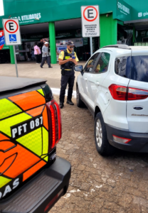 Detran-DF autua 14 motoristas em fiscalização em Ceilândia
