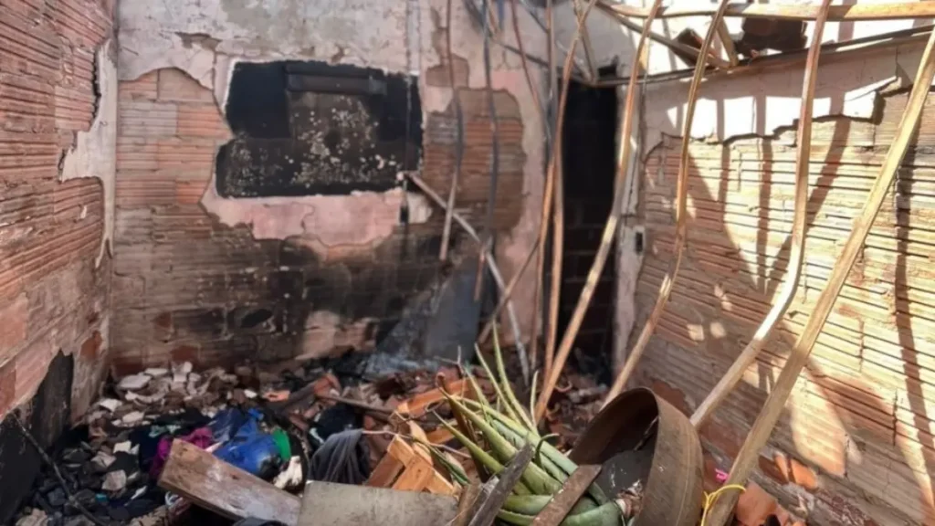 Casa ficou destruída após o incêndio - (Foto: reprodução/PC)