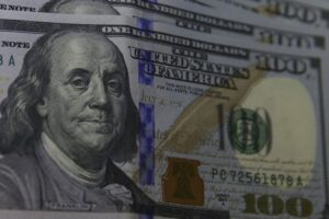 Dólar avança e Bolsa tem forte queda com dados de emprego dos EUA em foco