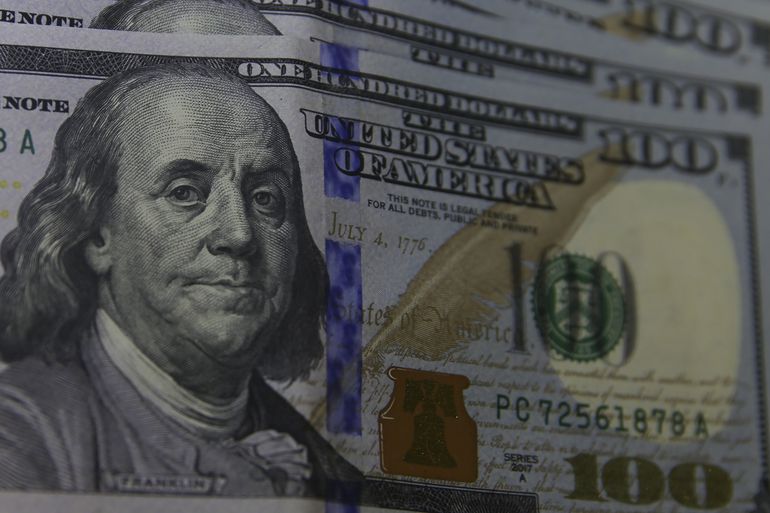Dólar avança e Bolsa tem forte queda com dados de emprego dos EUA em foco