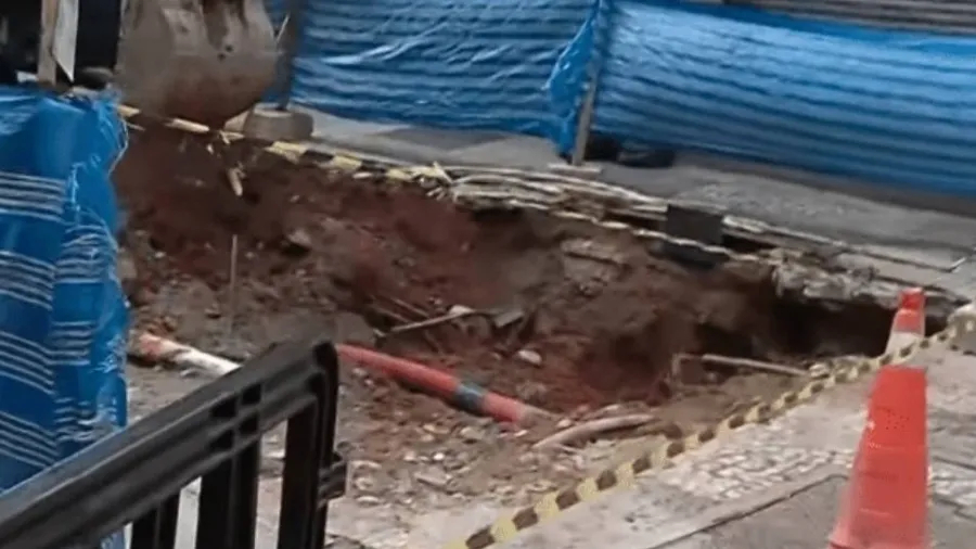 Escavadeira atinge tubulação e causa vazamento de gás no centro de SP