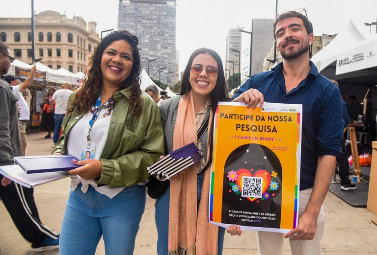MDS faz pesquisa com população LGBTQIA+ em feira da diversidade